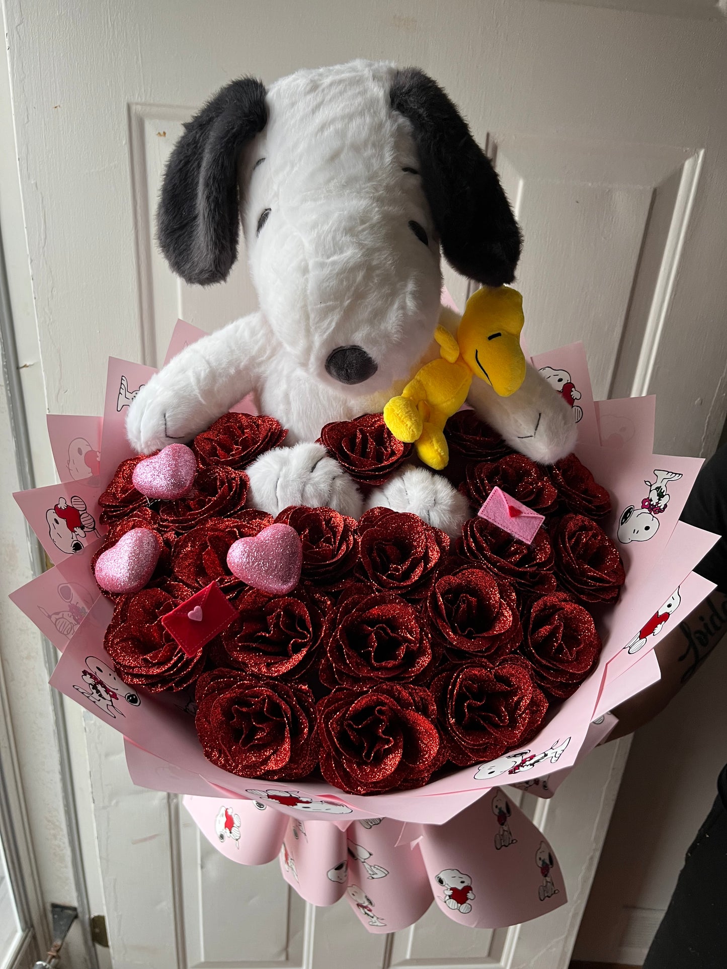bouquet of roses red + snoopy plush