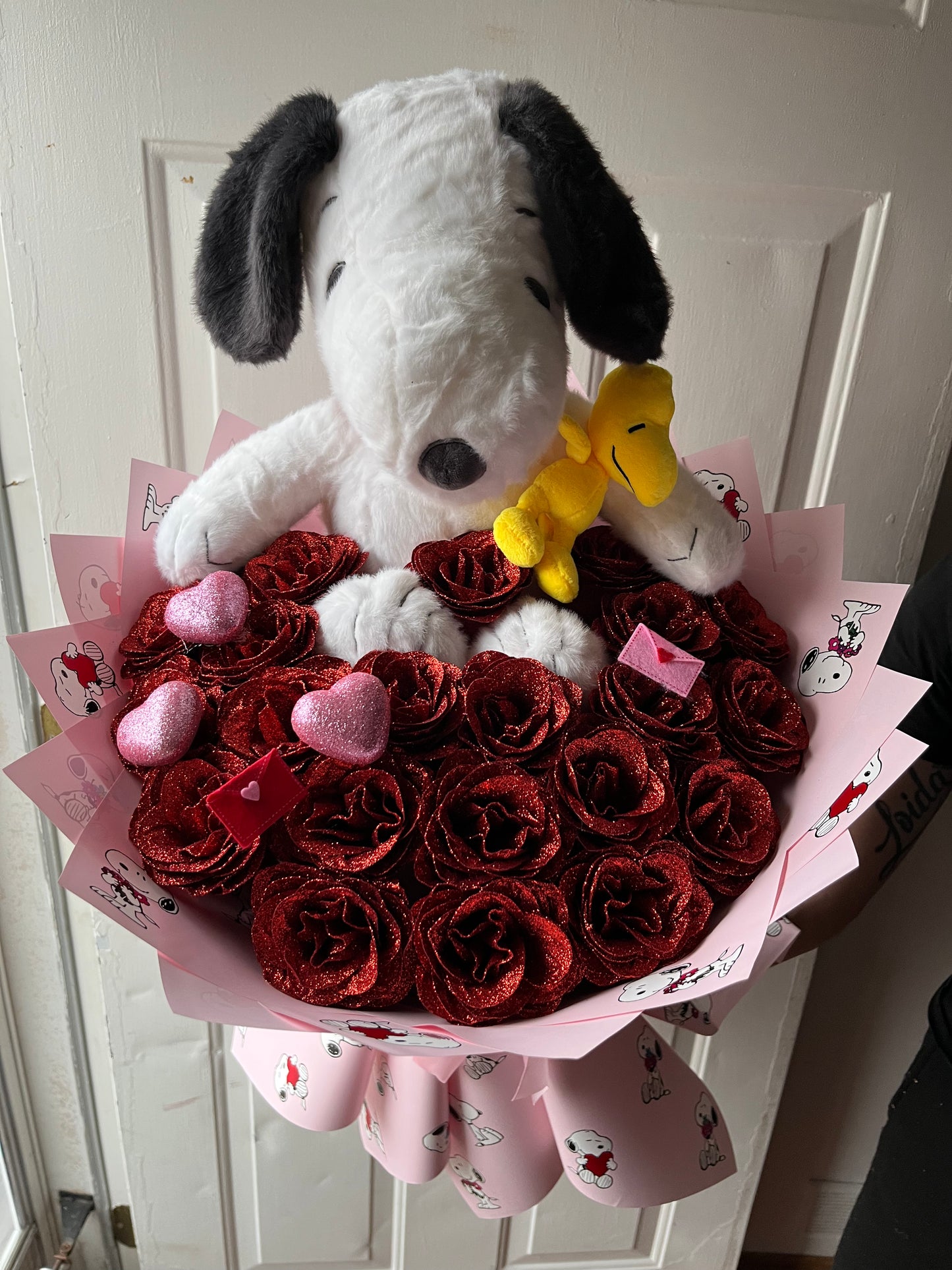 bouquet of roses red + snoopy plush