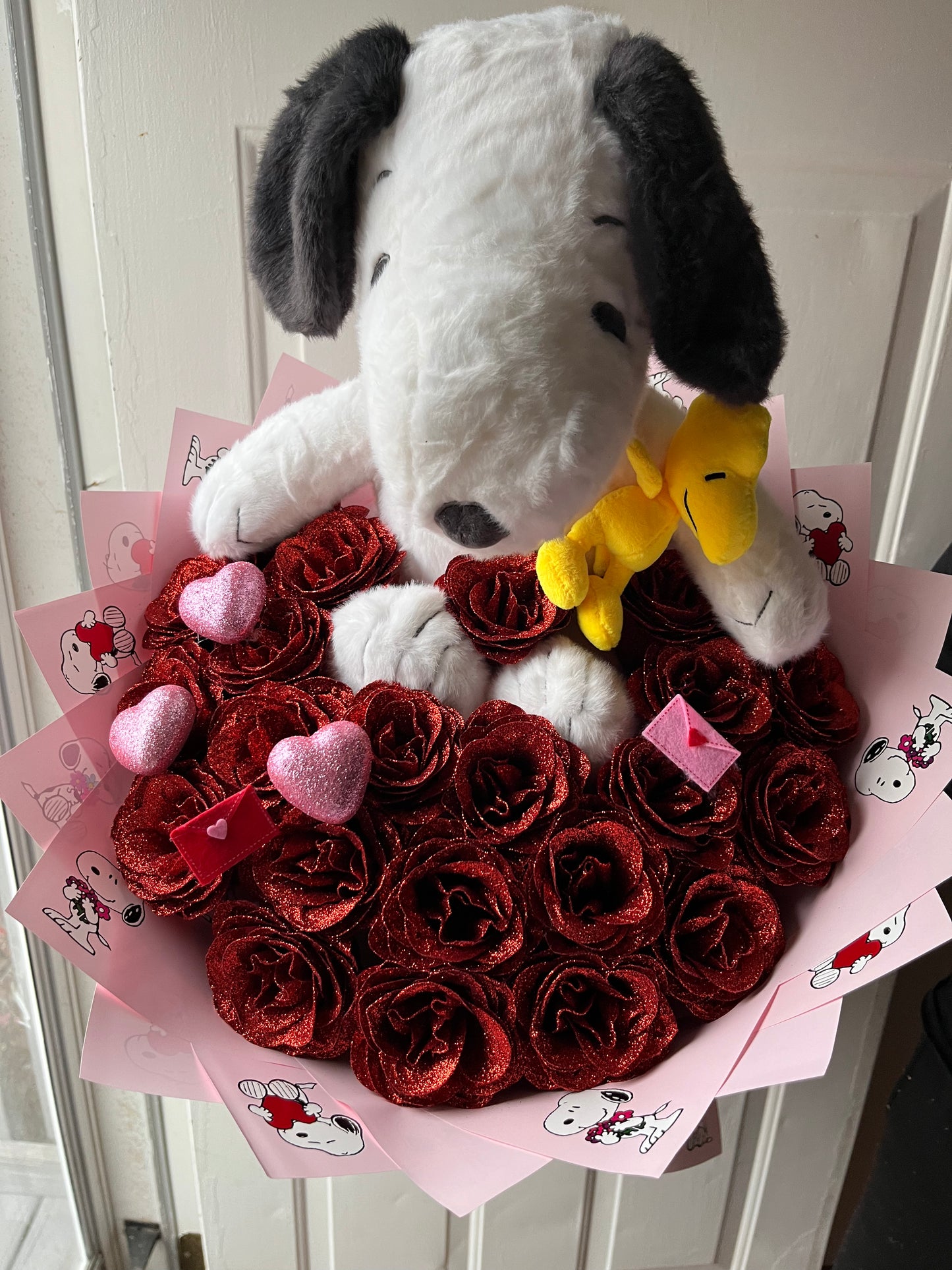 bouquet of roses red + snoopy plush